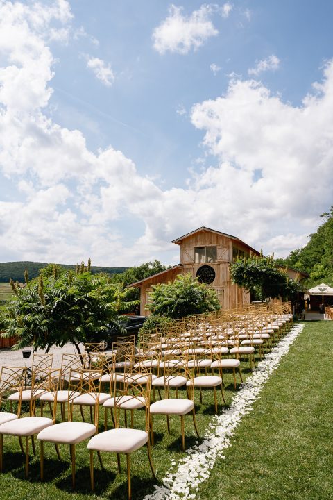 ceremonie in aer liber micus barn wedding plan